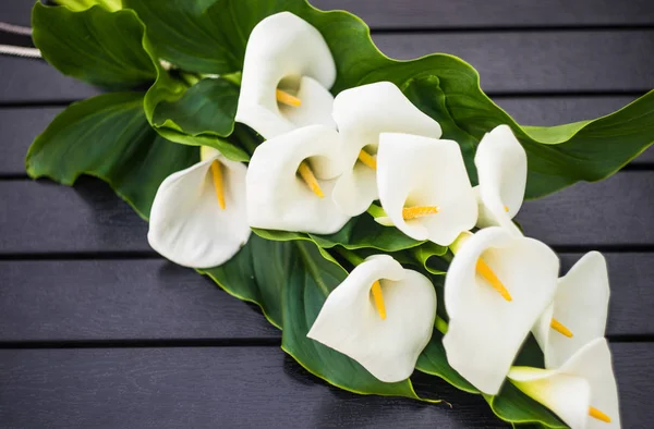 화이트 칼라 lillies 신부의 꽃다발 — 스톡 사진