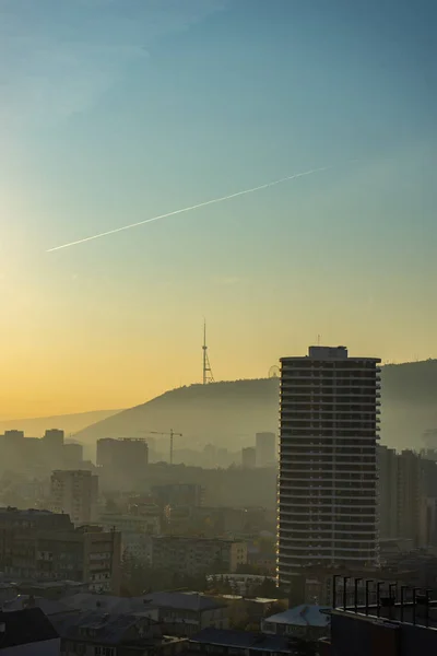 Mglisty jesienny wschód słońca nad Tbilisi — Zdjęcie stockowe