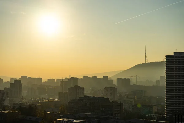 Nebliger herbstlicher Sonnenaufgang über Tiflis — Stockfoto