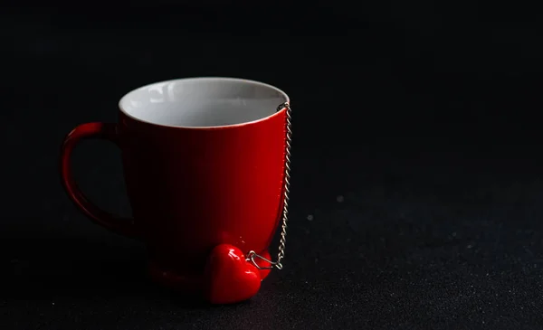 Taza roja y corazón —  Fotos de Stock