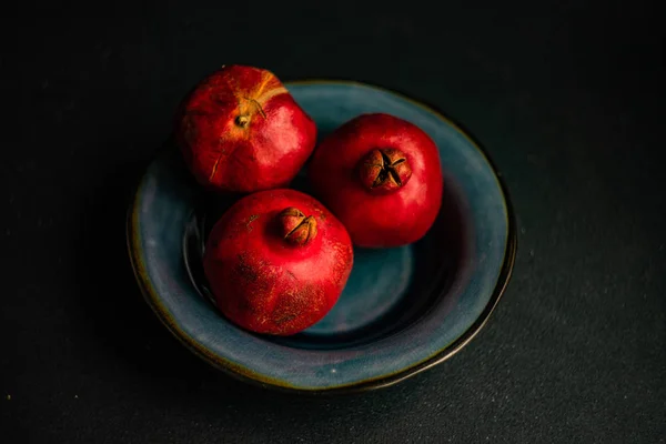 Спелые гранатовые фрукты в миске — стоковое фото