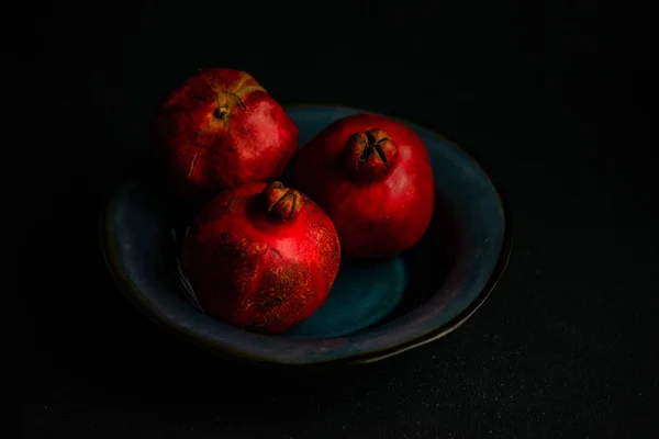 Frutos de romã madura em uma tigela — Fotografia de Stock