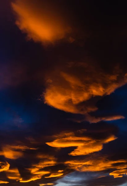 Ciel et nuages au coucher du soleil — Photo