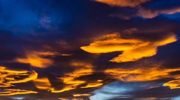 Ciel et nuages au coucher du soleil — Photo