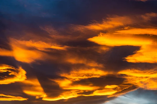 Himmel och moln i solnedgången — Stockfoto