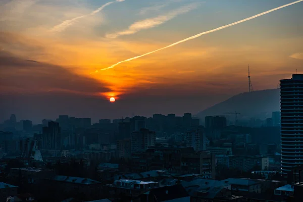 Wschód słońca nad Tbilisi, Gruzja — Zdjęcie stockowe