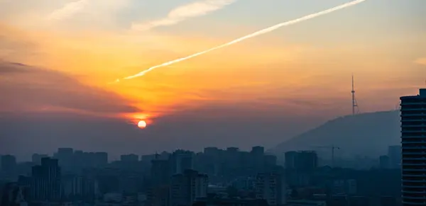Nascer do sol sobre Tbilisi, Geórgia — Fotografia de Stock