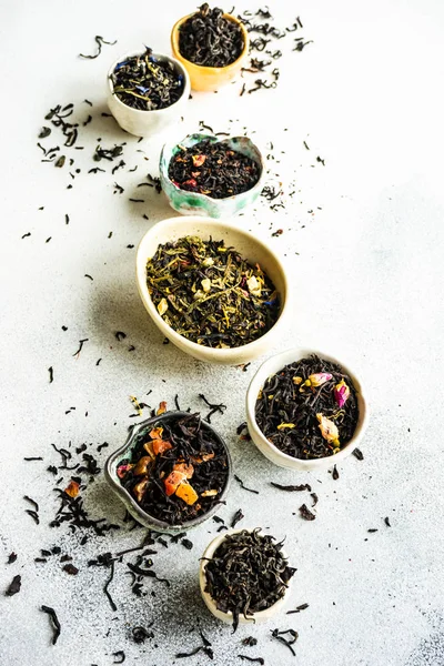 Variedades de té sobre fondo de piedra — Foto de Stock