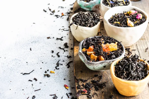 Variedades de té sobre fondo de piedra — Foto de Stock