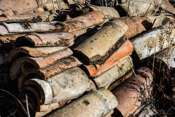 Alte Dachziegel im Freien — Stockfoto