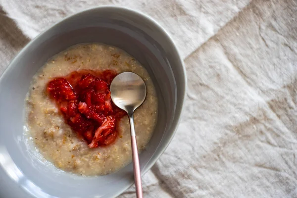 Desayuno de verano con avena — Foto de Stock