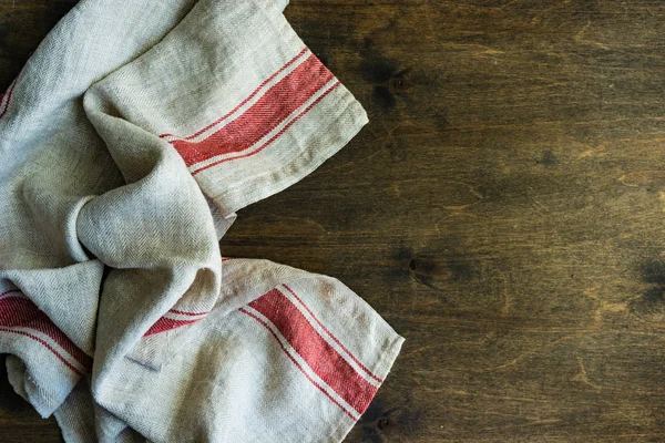 Asciugamano da cucina o tovagliolo sopra il tavolo in legno rustico — Foto Stock