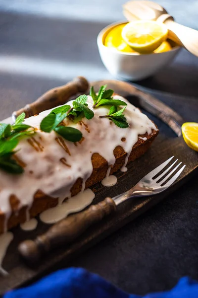 Lekkere citroentaart met ingrediënten op stenen achtergrond — Stockfoto