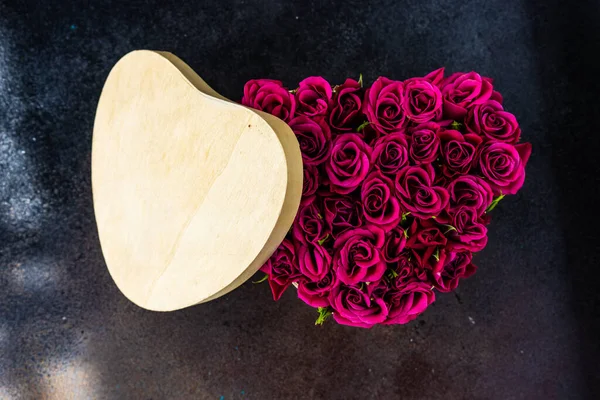 Concept Cadeau Pour Saint Valentin Boîte Forme Coeur Plein Roses — Photo