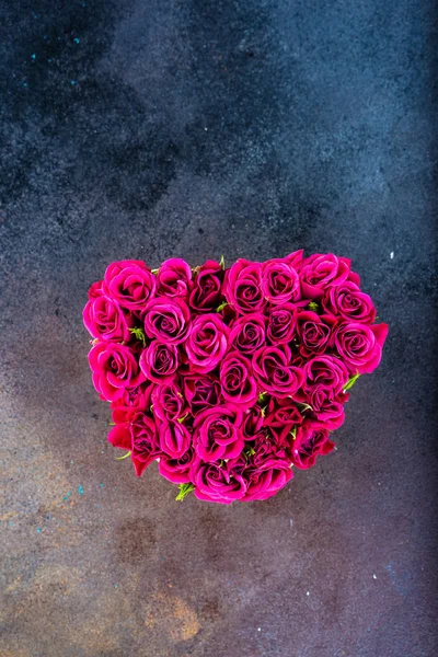 Sevgililer Günü Için Hediye Konsepti Kalp Şeklinde Kırmızı Güllerle Dolu — Stok fotoğraf