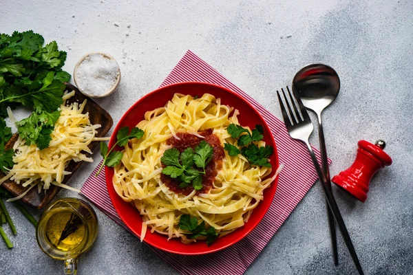 Pastas Fettuccine Caseras Con Queso Salsa Tomate Sobre Fondo Rústico —  Fotos de Stock