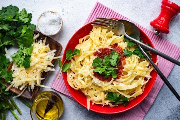 Fettuccine Fatte Casa Con Formaggio Salsa Pomodoro Sfondo Rustico Pietra — Foto Stock