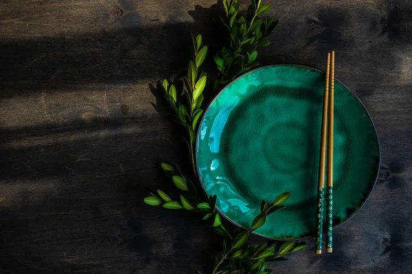 Configuração Mesa Estilo Asiático Com Flor Cereja Pauzinhos Madeira — Fotografia de Stock