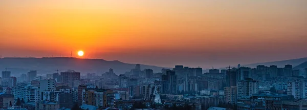 Gürcistan Başkenti Tiflis Üzerinde Güzel Bir Kış Güneşi Doğuyor — Stok fotoğraf