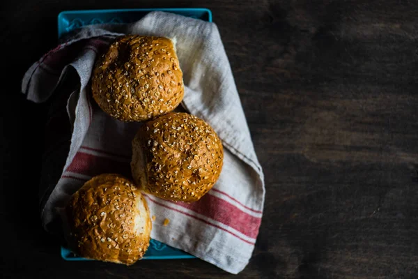 Färskt Bakat Friskt Bröd Med Havregryn Trä Bakgrund Med Kopia — Stockfoto