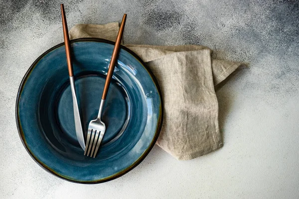 Cadre Table Minimaliste Avec Assiettes Céramique Couverts Sur Fond Pierre — Photo