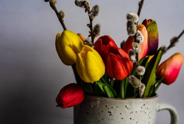 Πασχαλινή Κάρτα Έννοια Λουλούδια Τουλίπα Ιτιά Μουνί Και Αυγά Ρουστίκ — Φωτογραφία Αρχείου