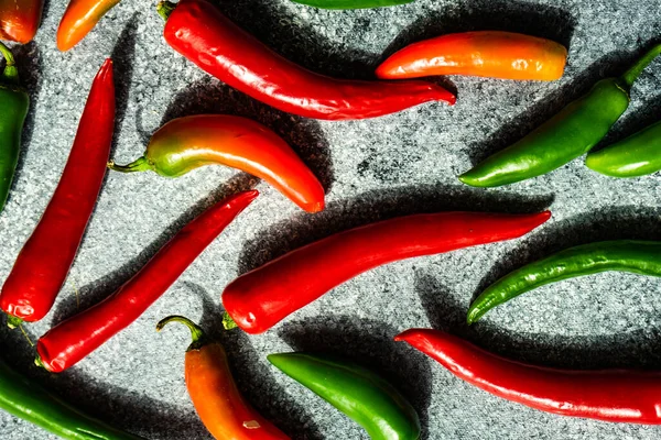 Marco Vegetal Moda Con Chiles Picantes Maduros Sobre Fondo Piedra — Foto de Stock