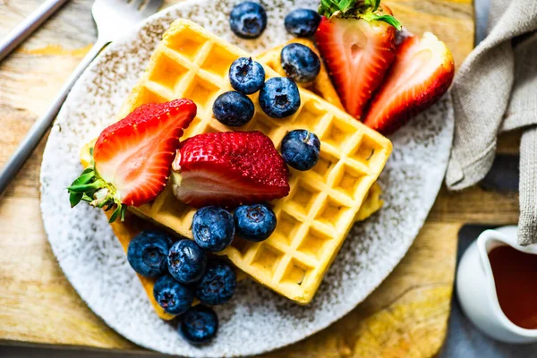 Traditionelles Europäisches Frühstück Mit Waffeln Bio Erdbeeren Und Blaubeeren Auf — Stockfoto
