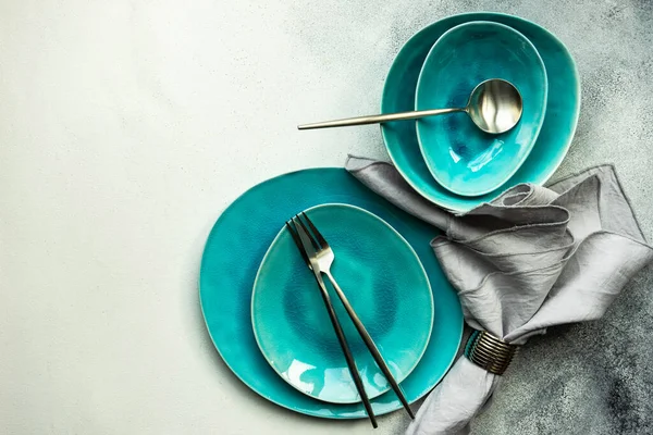 Cadre Table Avec Vaisselle Céramique Moderne Couverts Sur Fond Béton — Photo