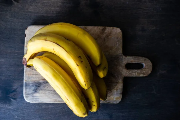 Concepto Comida Ecológica Con Fruta Fresca Plátano Crudo Sobre Fondo —  Fotos de Stock