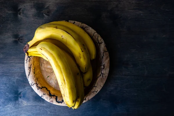 Concepto Comida Ecológica Con Fruta Fresca Plátano Crudo Sobre Fondo —  Fotos de Stock