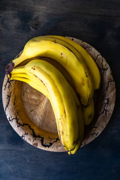 Concepto Comida Ecológica Con Fruta Fresca Plátano Crudo Sobre Fondo —  Fotos de Stock