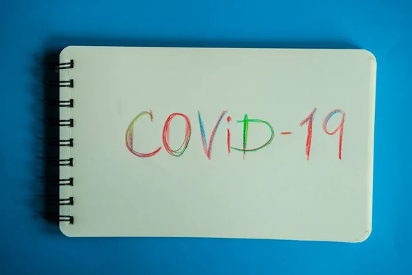 带有安全笔记的Covid 19病毒概念在带有复制空间的淡蓝色背景上 — 图库照片