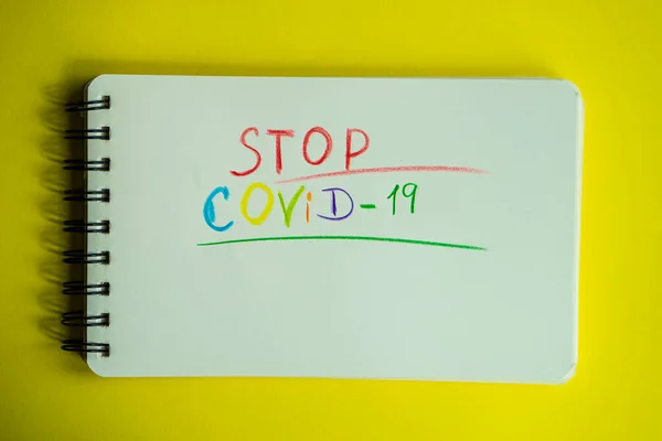 Covid Virüs Konsepti Pastel Sarı Arka Planda Kopya Alanı Ile — Stok fotoğraf