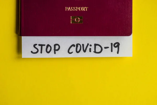 Covid Virus Koncept Med Pass Och Medicin Personal Gul Pastell — Stockfoto