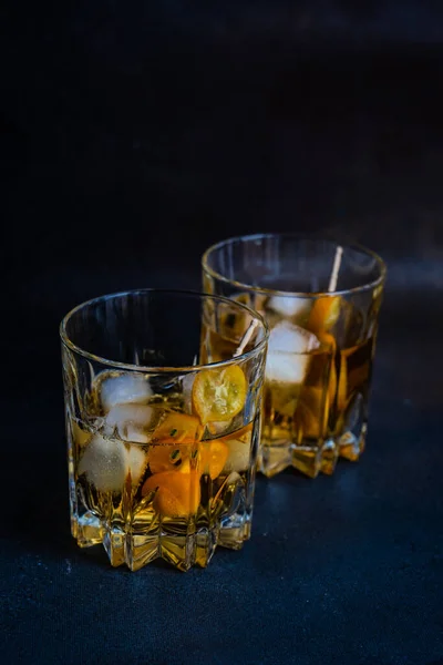 Szklanki Whisky Lodem Owocami Kumkwatowymi Kamiennym Tle Przestrzenią Kopiowania — Zdjęcie stockowe