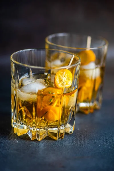 Bicchieri Whisky Con Ghiaccio Frutti Kumquat Sfondo Pietra Con Spazio — Foto Stock