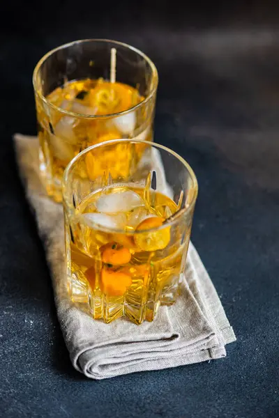 Gläser Whisky Mit Eis Und Kumquatfrüchten Auf Steinhintergrund Mit Kopierfläche — Stockfoto