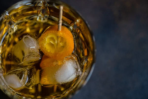 Gläser Whisky Mit Eis Und Kumquatfrüchten Auf Steinhintergrund Mit Kopierfläche — Stockfoto