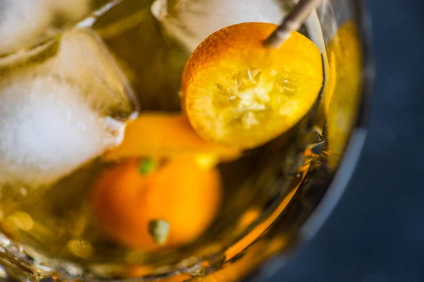 Glasögon Whisky Med Och Kumquat Frukter Sten Bakgrund Med Kopia — Stockfoto