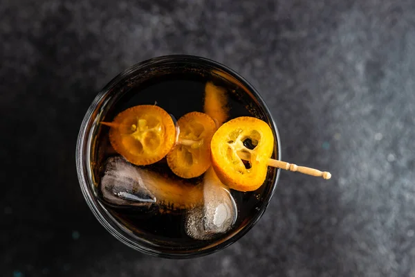 Gläser Whisky Mit Eis Cola Und Kumquatfrüchten Auf Steinhintergrund Mit — Stockfoto
