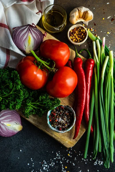 Marco Comida Saludable Con Verduras Orgánicas Hierbas Especias Sobre Fondo — Foto de Stock