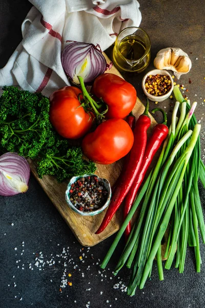 Egészséges Élelmiszerkeret Szerves Zöldségekkel Fűszernövényekkel Fűszerekkel Kőalapon Másolási Hellyel — Stock Fotó