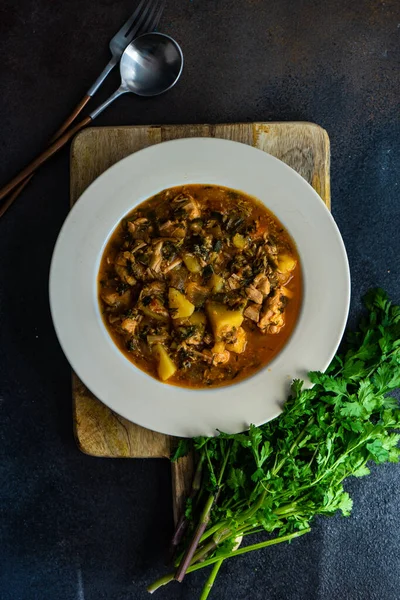 Famoso Plato Carne Verdura Georgia Souzi Servido Sobre Fondo Rústico — Foto de Stock