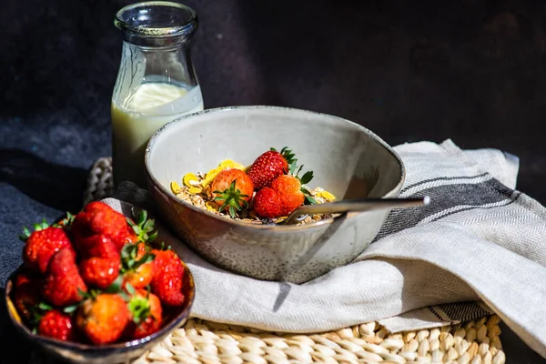 Concepto Desayuno Saludable Con Harina Avena Fresas Frescas Yogur Sobre —  Fotos de Stock