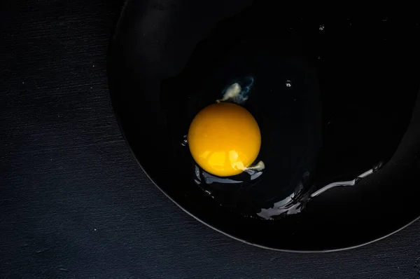 Koncepcja Gotowania Surowego Jajka Minimalistycznym Stylu Czarnej Płycie Tle — Zdjęcie stockowe