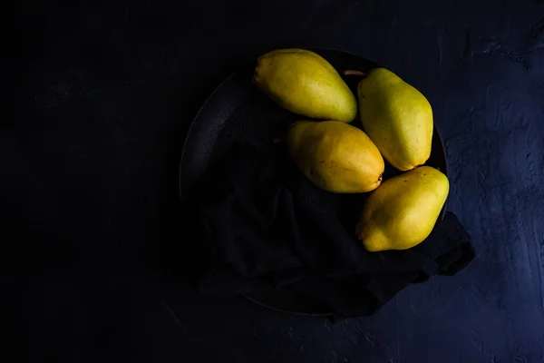 成熟的生梨水果放在一个有复制空间的老式桌子上的碗里 — 图库照片