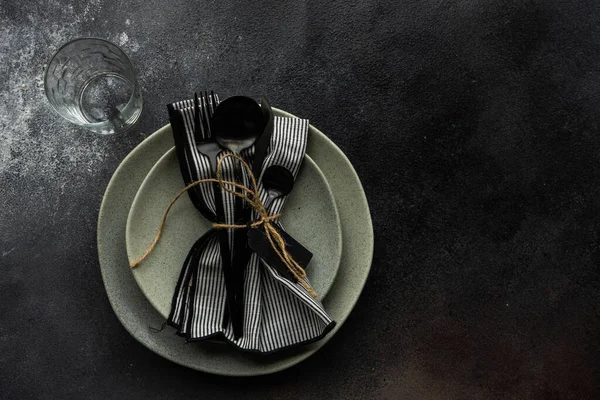 Ajuste Mesa Con Cubiertos Servilleta Sobre Fondo Hormigón Con Espacio — Foto de Stock