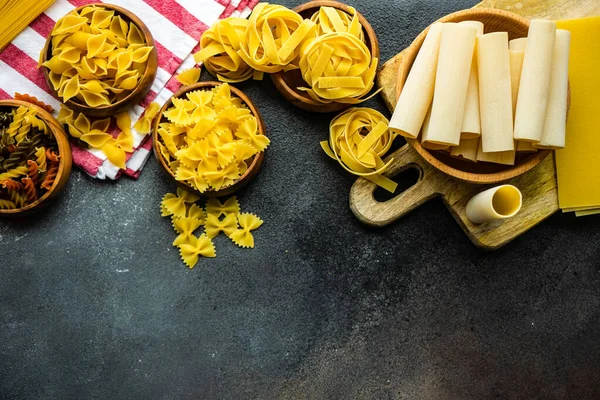 Italienische Pastasorte Auf Dunklem Betonhintergrund Mit Kopierraum — Stockfoto