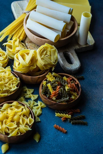 Italienische Pastasorte Auf Dunklem Betonhintergrund Mit Kopierraum — Stockfoto